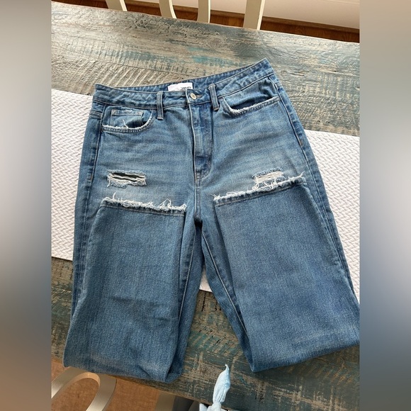 Vervet Jeans Distressed Front, Frayed Hem 29 waist, 26 inch inseam 12 inch rise - Picture 10 of 10